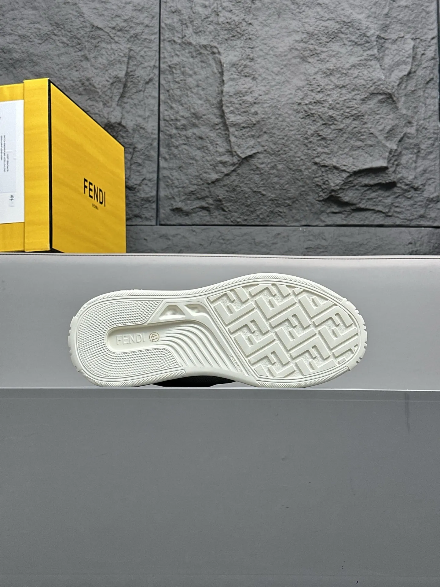 [FENDI] Fendi men's shoes 💰780💰 - High-end quality original casual sports shoes - Upper: Nappa calfskin, pebbled calfskin, tongue and heel; injection molded brand logo plastic module - Lining: brand canvas - Outsole: ultra-light T men's shoes 💰R foam rubber; molded outsole - Super high quality control, fine workmanship: highlighted (high-end, luxury, grade) -Size :39-44 (38, 45, can be customized)